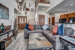 Televisión, chimenea y estéreo 