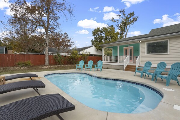 Alberca al aire libre y alberca climatizada