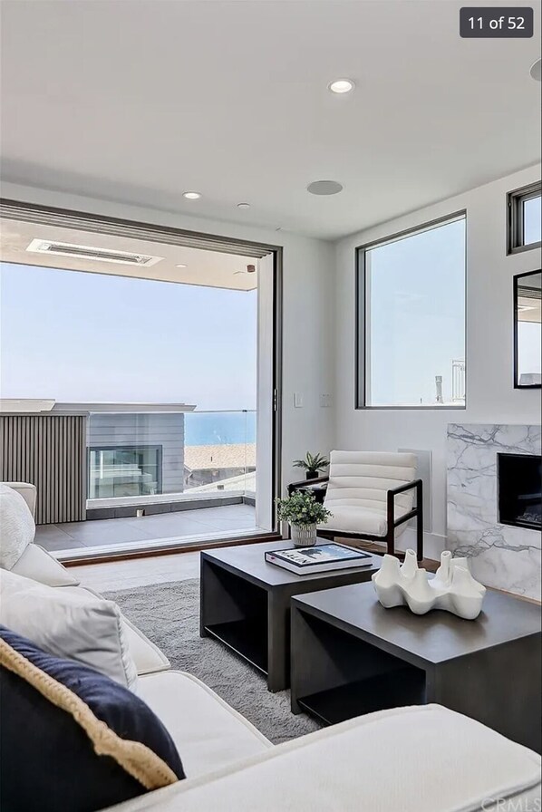 TV, fireplace, Netflix, streaming services - Glorious Sunset View Every Night (Manhattan Beach)