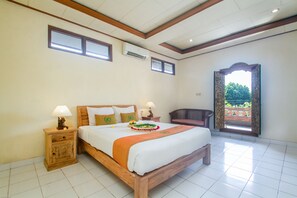 Standard Room | Desk, laptop workspace, free WiFi, bed sheets - Kudesa Homestay (Sukawati)