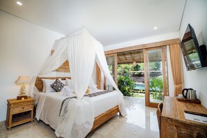 Suite Room | Desk, laptop workspace, free WiFi, bed sheets - Kudesa Homestay (Sukawati)