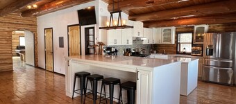 Grand Spruce Lodge, Lakefront near Talkeetna & Denali State Park