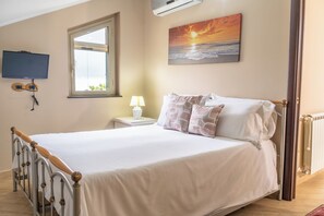 4 chambres, bureau, fer et planche à repasser, lit de bébé portatif