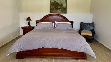 1 slaapkamer, een strijkplank/strijkijzer, wifi, beddengoed