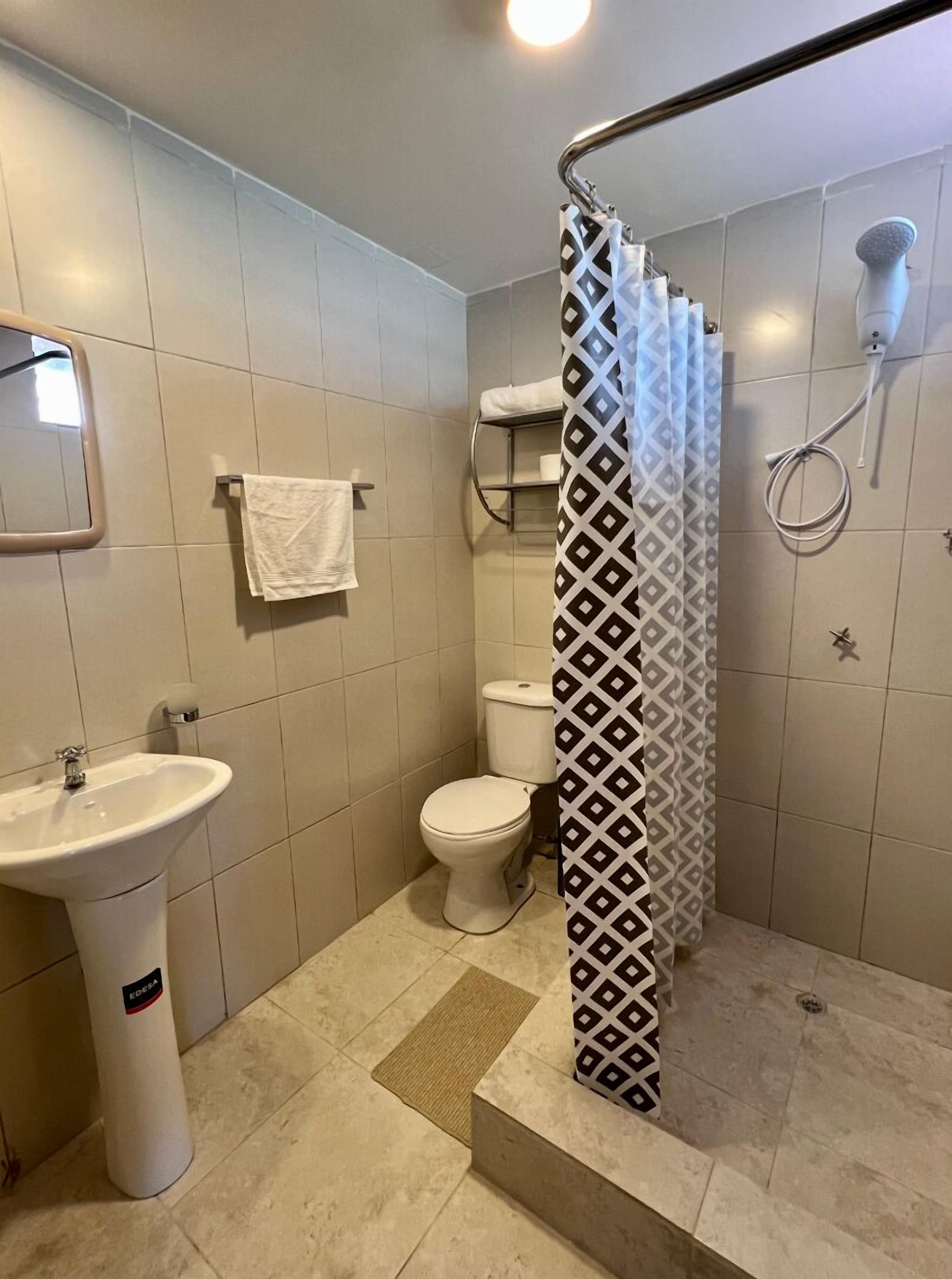 Een bubbelbad, een haardroger, handdoeken, zeep