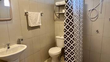 Een bubbelbad, een haardroger, handdoeken, zeep