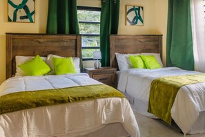 4 habitaciones, escritorio y tabla de planchar con plancha 