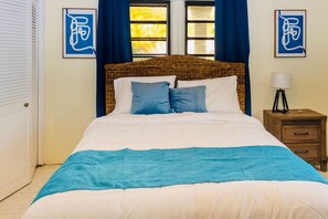 4 dormitorios, escritorio, tabla de planchar con plancha y cuna de viaje