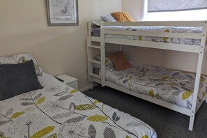 2 bedrooms, bed sheets - 2 Bed Chalet - Sleeps 5 - Free Parking - Tv (Great Yarmouth)