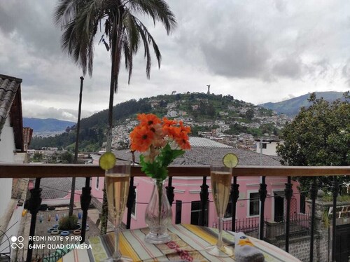 Romantic Colonial Guest Home