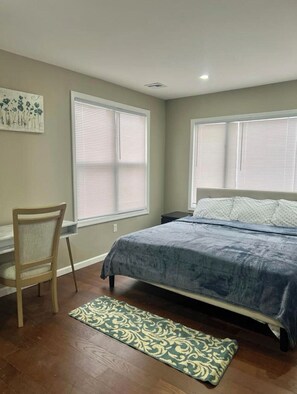 4 soverom, memory foam-senger, skrivebord og strykejern/-brett