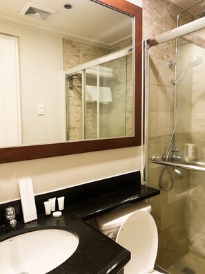 Superior-Studio | Badezimmer | Hydromassagedusche, kostenlose Toilettenartikel, Hausschuhe, Bidet