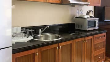 Deluxe Single Room | Dapur peribadi | Peti sejuk/penyejuk beku saiz penuh, ketuhar gelombang mikro, tisu