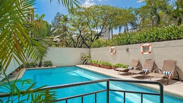 Kolam renang tertutup, kerusi lepak pantai