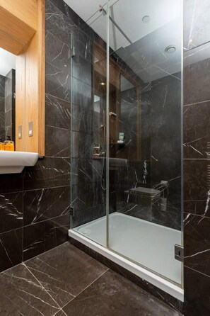 Basic Apartment, Multiple Beds | Bathroom