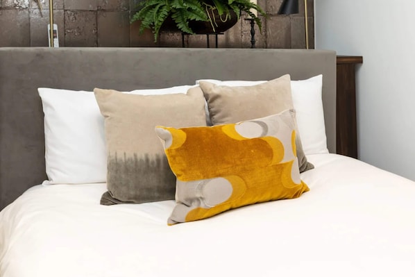 Basic Apartment, Multiple Beds | 2 bedrooms, bed sheets