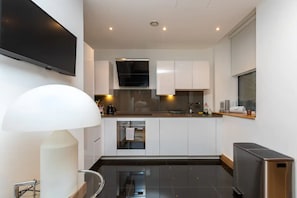 Basic Apartment, Multiple Beds | Private kitchen | Microwave, oven, stovetop, electric kettle