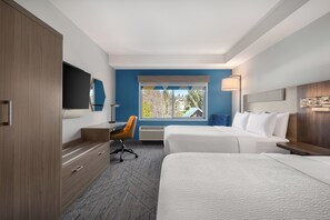 Desk, laptop workspace, blackout drapes, iron/ironing board - Holiday Inn Express & Suites Courtenay - Comox by IHG (Courtenay)