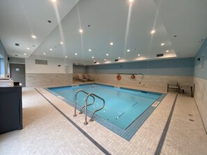 من حمّامات السباحة المغطاة