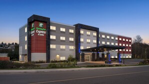 A Holiday Inn Express & Suites building with a modern design, a covered entrance, and a landscaped area in front. - Holiday Inn Express & Suites Courtenay - Comox by IHG (Courtenay)