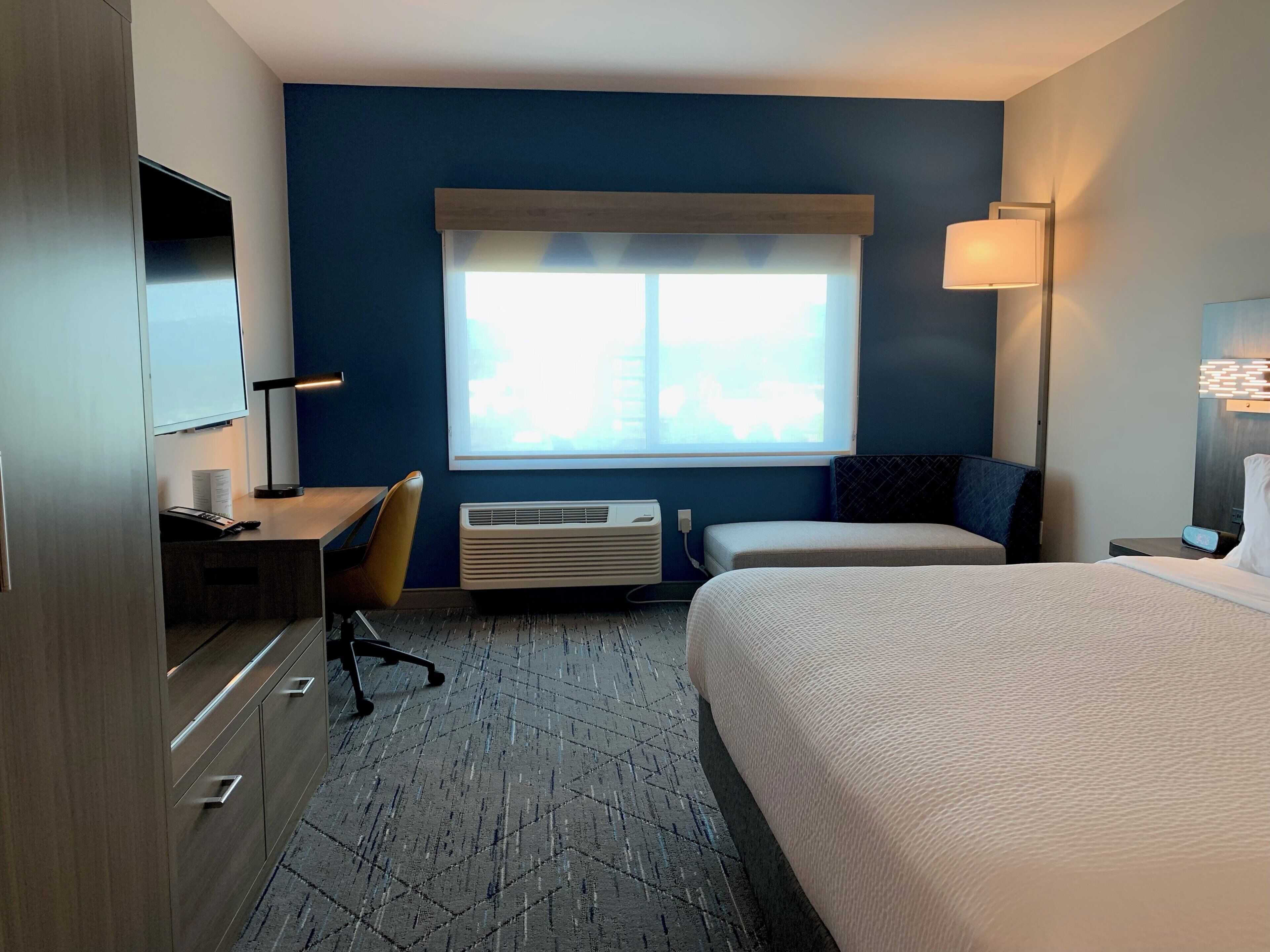 مكتب ومساحة عمل للكمبيوتر المحمول وستائر تعتيم ومكواة/لوح كي