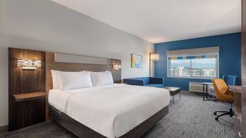 Deluxe Suite, 1 King Bed, Mountain View