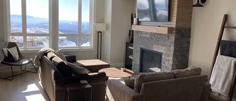 Smart-tv, een open haard en boeken