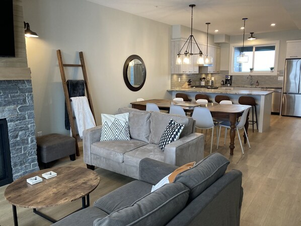 Smart-TV, Kamin, Bücher