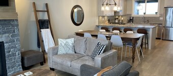 The Bear House - Ski In/Out with Hot Tub + Private Garage!