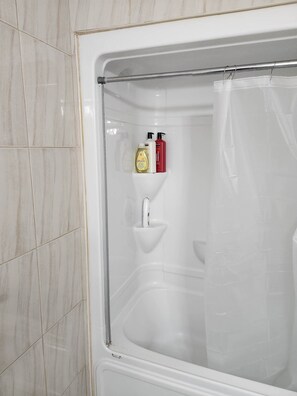 Haartrockner, Handtücher, Seife, Shampoo