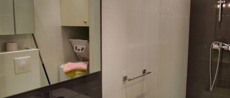 Douche, sèche-cheveux