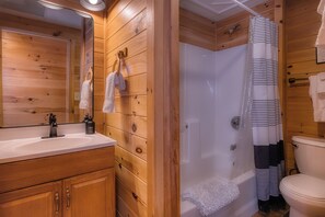 シャワー付き浴槽、ヘアドライヤー、タオル