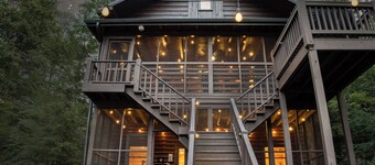 6 BR/3 Bath Riverfront Cabin w/Hot Tub Game Rm & Fire Pit | Pet Friendly