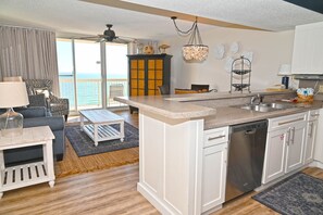 Condo, 1 habitación | Cocina privada | Refrigerador, horno, cafetera y tetera y tostadora 