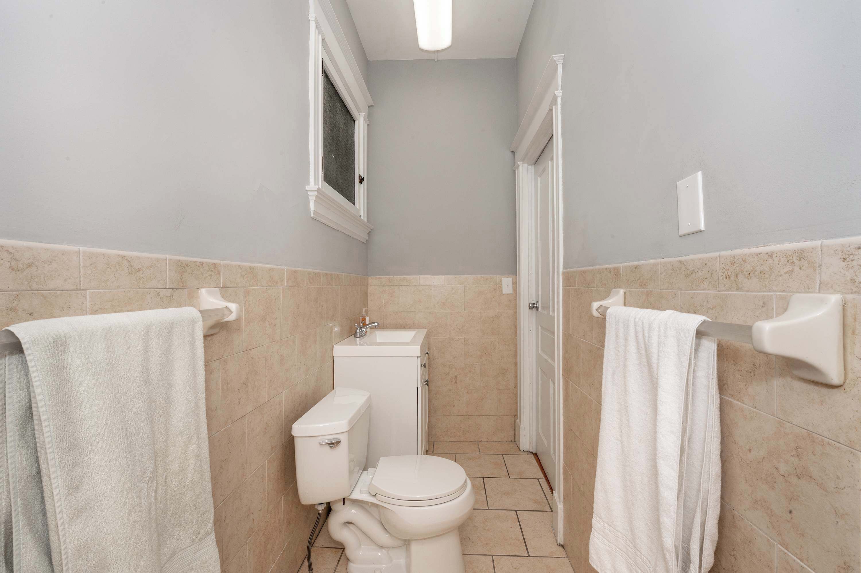 Appart'hôtel, 2 grands lits, cuisine, vue jardin | Salle de bain | Serviettes fournies, papier toilette