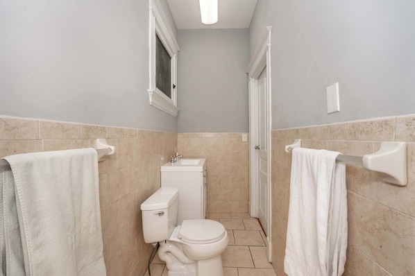 Condo, 2 Queen Beds, Kitchen, Garden View | Bathroom | Towels, toilet paper