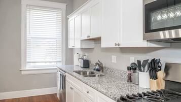 Kondominium, 2 Tempat Tidur Queen, dapur, pemandangan kebun | Dapur pribadi | Lemari es, microwave, oven, dan kompor