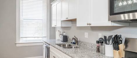 Condo, 2 grands lits, cuisine, vue sur le jardin | Cuisine privée | Réfrigérateur, four à micro-ondes, un four, surface de cuisson