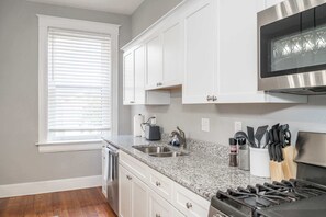 Apartment, 2 Queen-Betten, Küche, Gartenblick | Eigene Küche | Kühlschrank, Mikrowelle, Ofen, Herdplatte