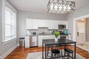 Kondominium, 2 Tempat Tidur Queen, dapur, pemandangan kebun | Dapur pribadi | Lemari es, microwave, oven, dan kompor