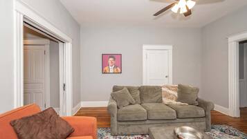 Condo, 2 Queen Beds, Kitchen, Garden View | Living area | 40-inch TV with digital channels