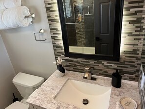 Chuveiro, secador de cabelo, toalhas de banho, sabonete