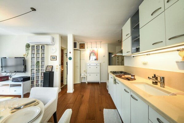 Frigorifero, forno, piano cottura, tavolo da pranzo