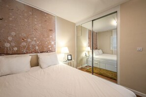 1 chambre, fer et planche à repasser