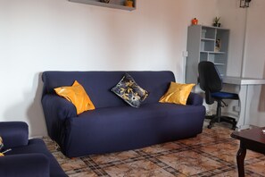 Smart TV, books - ELEGANT RAYS APARTMENT-Elegant,' Spacious, Relax, Affordable home away from home (Saint George)