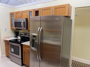 Een koelkast, een magnetron, een oven, een kookplaat