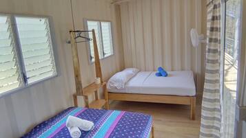 Economy kamer, 2 tweepersoonsbedden, en-suite badkamer, langs het strand | Individueel gedecoreerd, individueel gemeubileerd, een laptopwerkplek