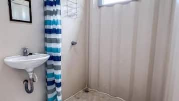 Douche, douche à « effet pluie », serviettes fournies, savon
