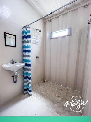 Shower, rainfall showerhead, towels, soap - Casa Maya Eco Lodge (San Juan del Sur)