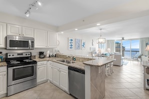 Condo, 2 quartos | Cozinha privada | Geladeira, fogão, cafeteira/chaleira, torradeira
